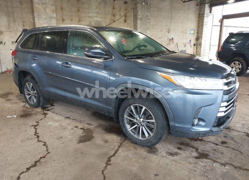 2019 Toyota Highlander XLE (VIN 5TDJZRFH4KS747306) main photo