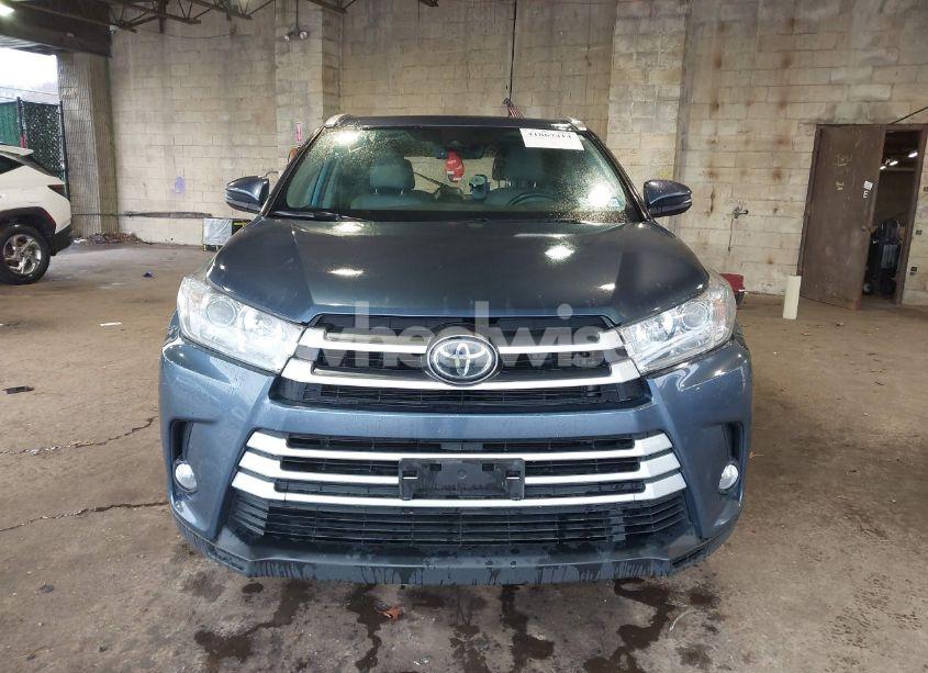 Photo 12 of 2019 Toyota Highlander XLE (VIN 5TDJZRFH4KS747306)