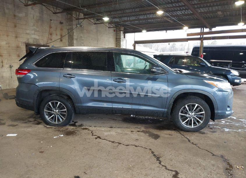 Photo 13 of 2019 Toyota Highlander XLE (VIN 5TDJZRFH4KS747306)