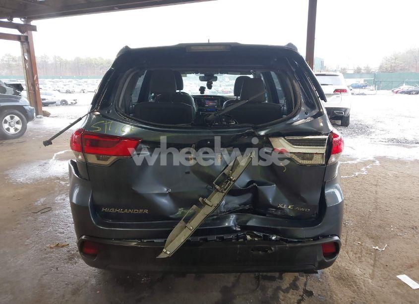 Photo 16 of 2019 Toyota Highlander XLE (VIN 5TDJZRFH4KS747306)