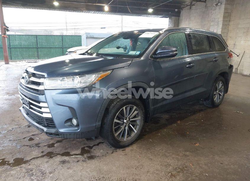 Photo 2 of 2019 Toyota Highlander XLE (VIN 5TDJZRFH4KS747306)