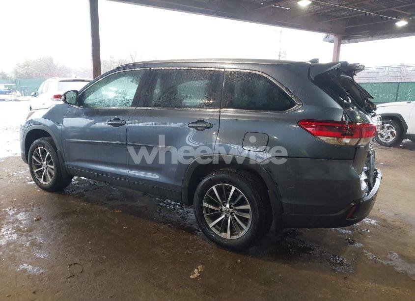 Photo 3 of 2019 Toyota Highlander XLE (VIN 5TDJZRFH4KS747306)