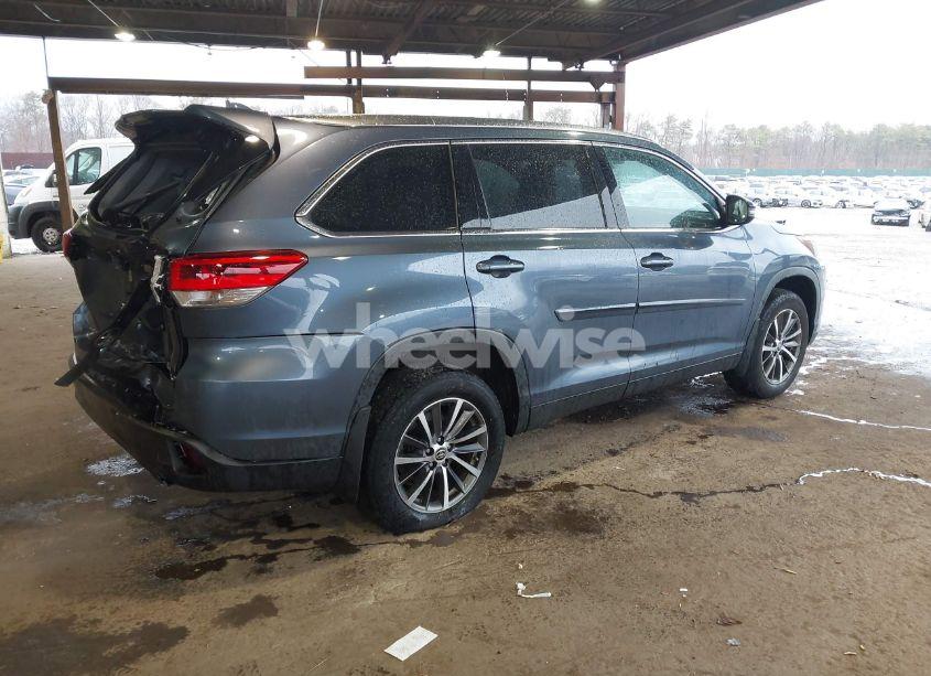 Photo 4 of 2019 Toyota Highlander XLE (VIN 5TDJZRFH4KS747306)