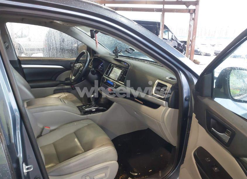 Photo 5 of 2019 Toyota Highlander XLE (VIN 5TDJZRFH4KS747306)