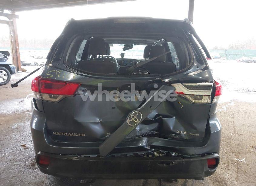 Photo 6 of 2019 Toyota Highlander XLE (VIN 5TDJZRFH4KS747306)