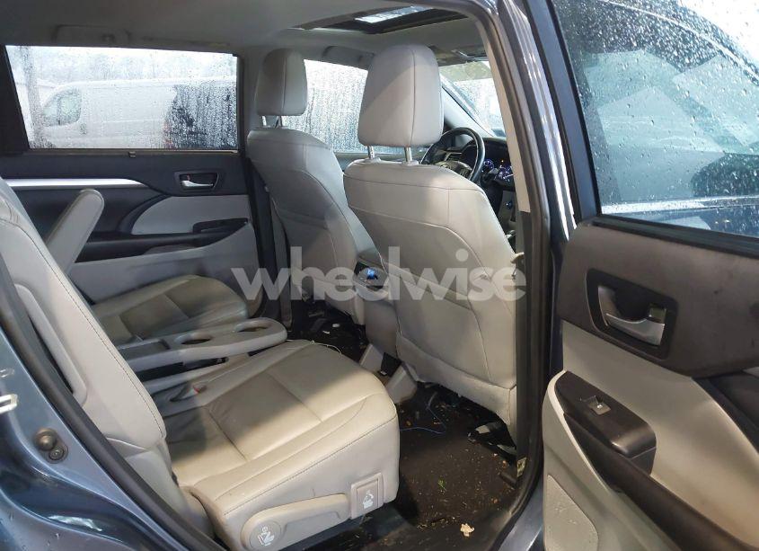 Photo 8 of 2019 Toyota Highlander XLE (VIN 5TDJZRFH4KS747306)