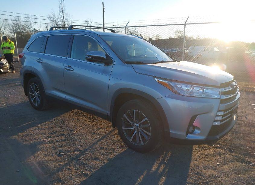 2019 Toyota Highlander XLE (VIN 5TDJZRFH4KS925831) main photo