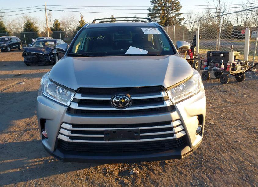 Photo 12 of 2019 Toyota Highlander XLE (VIN 5TDJZRFH4KS925831)