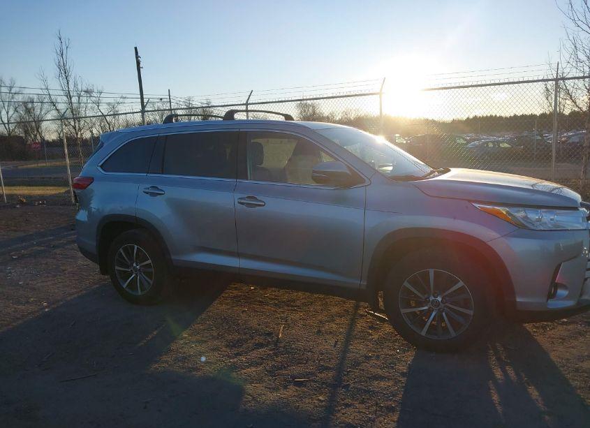 Photo 13 of 2019 Toyota Highlander XLE (VIN 5TDJZRFH4KS925831)