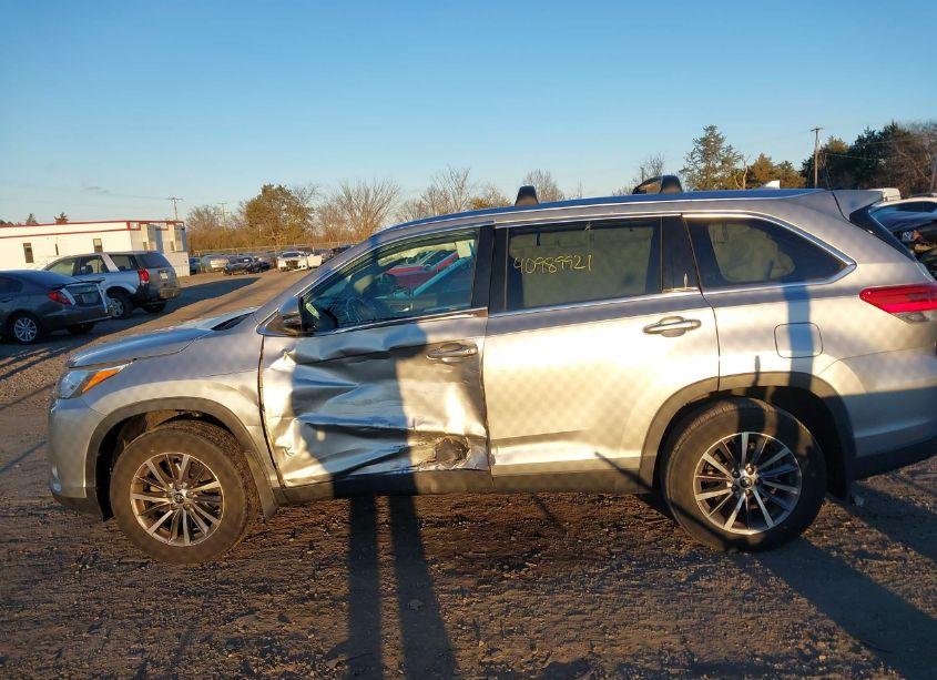 Photo 14 of 2019 Toyota Highlander XLE (VIN 5TDJZRFH4KS925831)