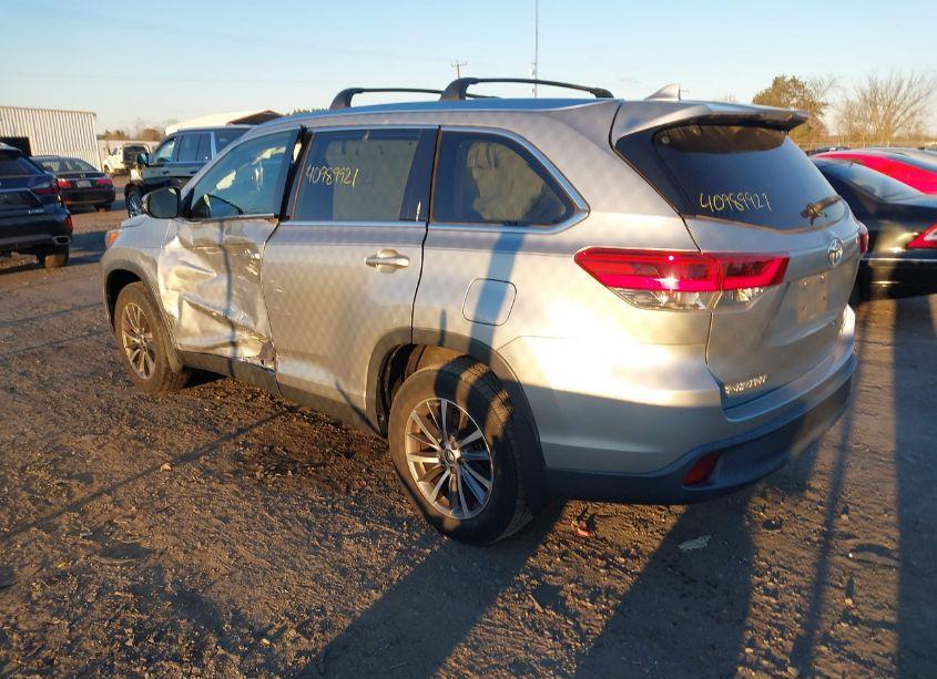 Photo 3 of 2019 Toyota Highlander XLE (VIN 5TDJZRFH4KS925831)
