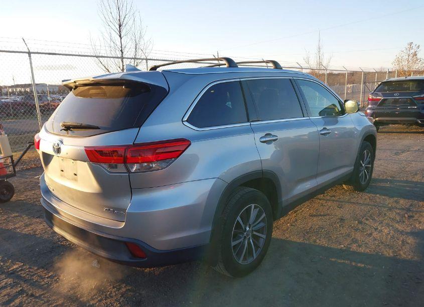 Photo 4 of 2019 Toyota Highlander XLE (VIN 5TDJZRFH4KS925831)