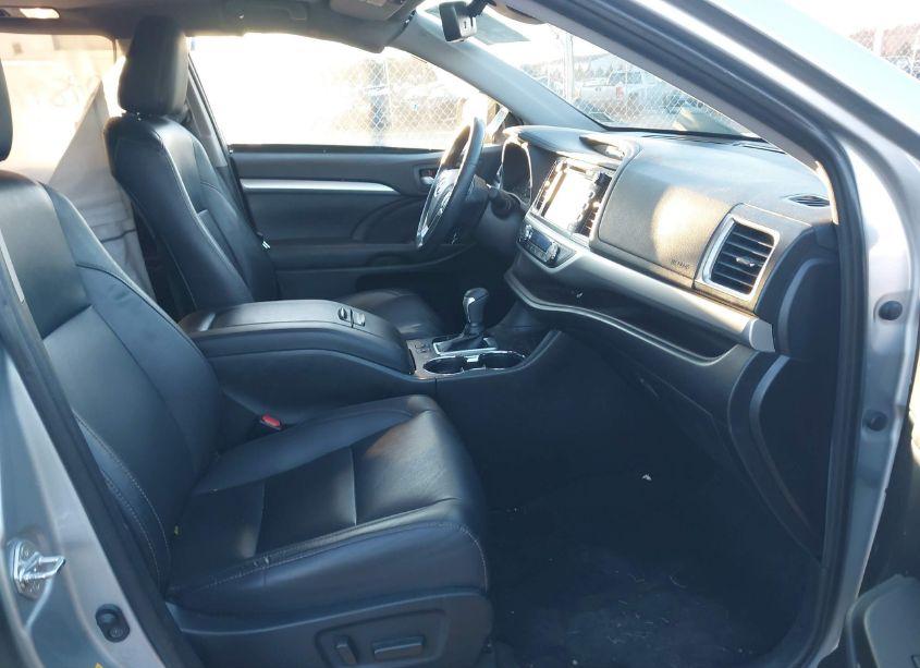 Photo 5 of 2019 Toyota Highlander XLE (VIN 5TDJZRFH4KS925831)