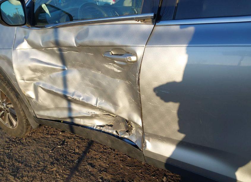 Photo 6 of 2019 Toyota Highlander XLE (VIN 5TDJZRFH4KS925831)