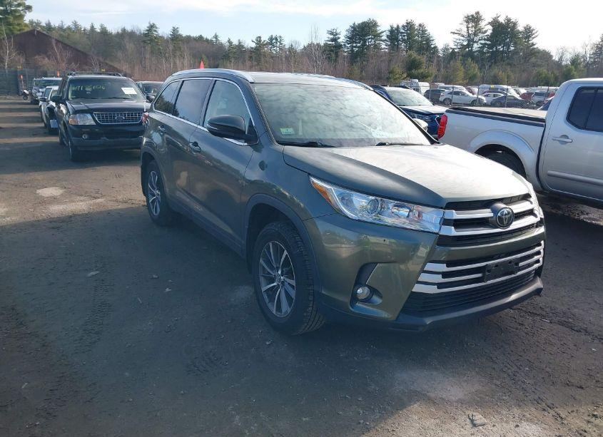 2019 Toyota Highlander XLE (VIN 5TDJZRFH4KS931337) main photo