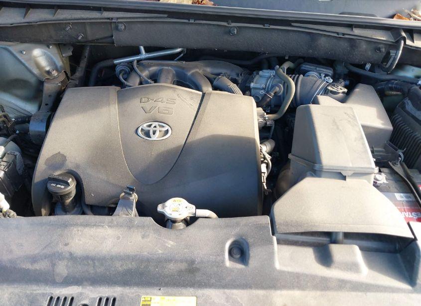 Photo 10 of 2019 Toyota Highlander XLE (VIN 5TDJZRFH4KS931337)