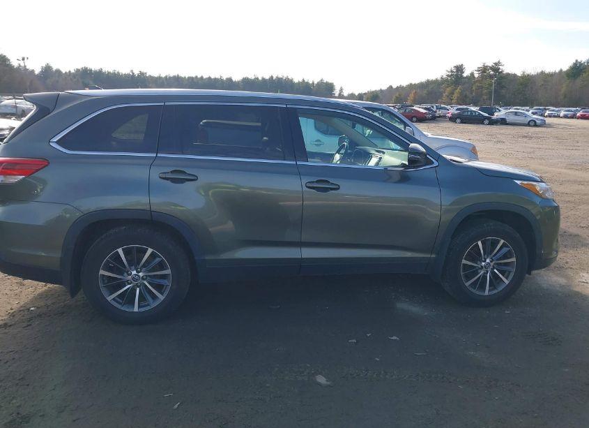 Photo 13 of 2019 Toyota Highlander XLE (VIN 5TDJZRFH4KS931337)