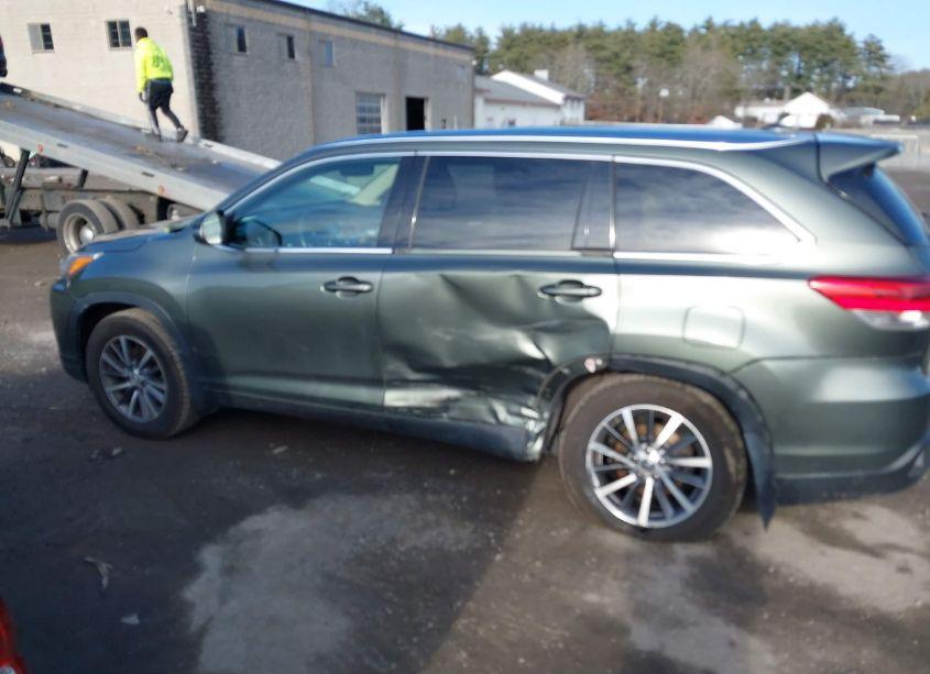 Photo 14 of 2019 Toyota Highlander XLE (VIN 5TDJZRFH4KS931337)