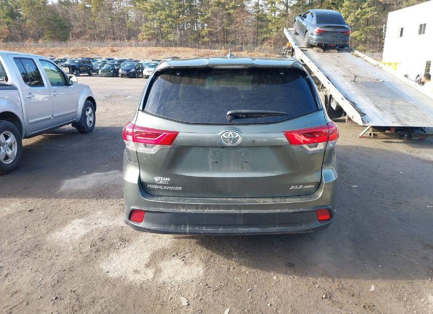 Photo 16 of 2019 Toyota Highlander XLE (VIN 5TDJZRFH4KS931337)