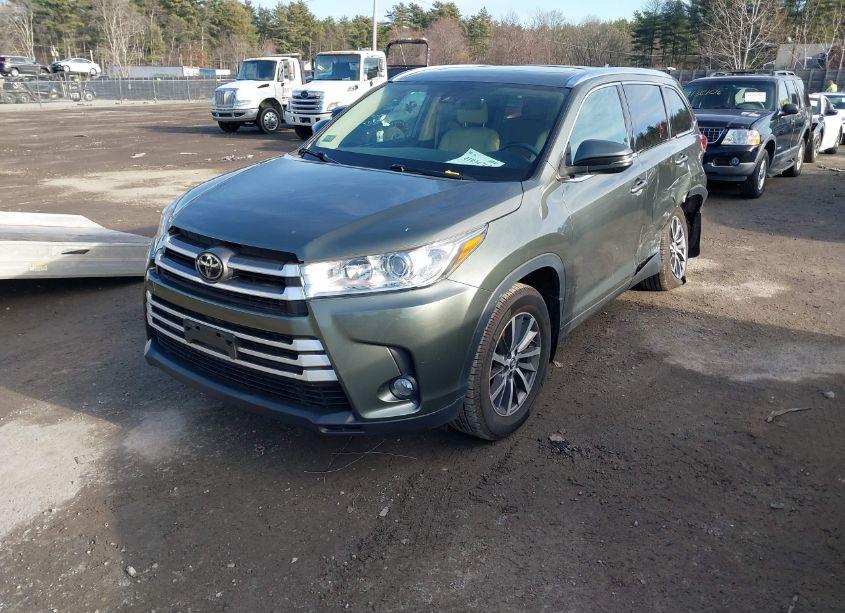 Photo 2 of 2019 Toyota Highlander XLE (VIN 5TDJZRFH4KS931337)