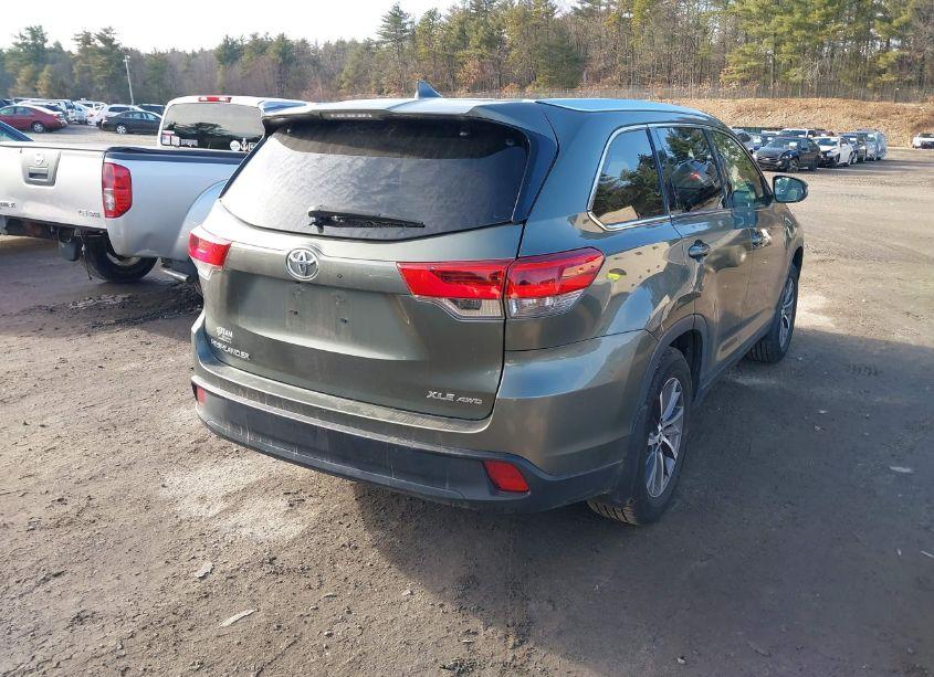 Photo 4 of 2019 Toyota Highlander XLE (VIN 5TDJZRFH4KS931337)