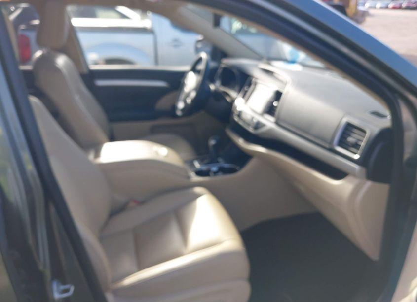 Photo 5 of 2019 Toyota Highlander XLE (VIN 5TDJZRFH4KS931337)