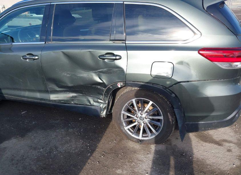 Photo 6 of 2019 Toyota Highlander XLE (VIN 5TDJZRFH4KS931337)