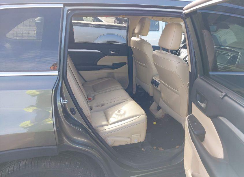 Photo 8 of 2019 Toyota Highlander XLE (VIN 5TDJZRFH4KS931337)