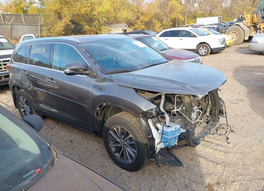 2019 Toyota Highlander XLE (VIN 5TDJZRFH4KS931421) main photo