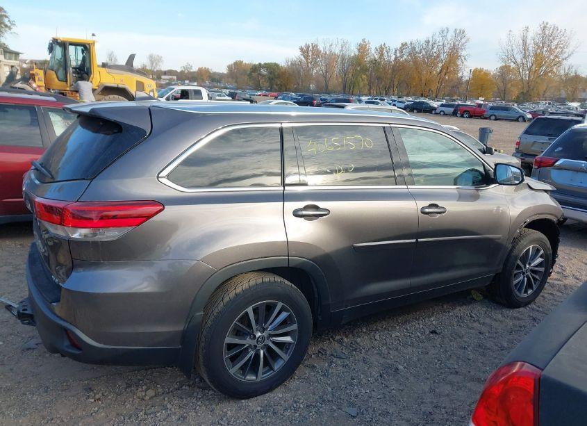 Photo 14 of 2019 Toyota Highlander XLE (VIN 5TDJZRFH4KS931421)