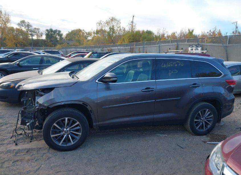 Photo 15 of 2019 Toyota Highlander XLE (VIN 5TDJZRFH4KS931421)
