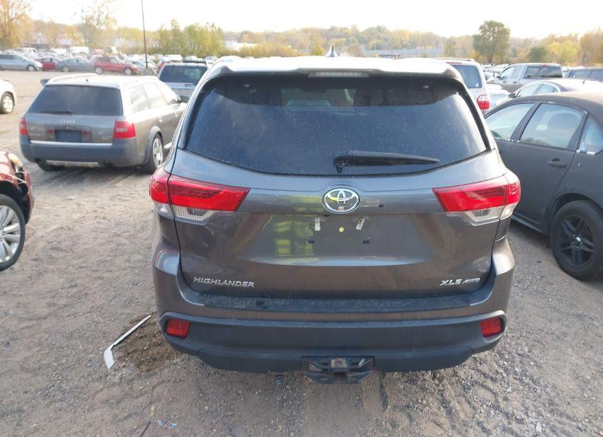 Photo 17 of 2019 Toyota Highlander XLE (VIN 5TDJZRFH4KS931421)