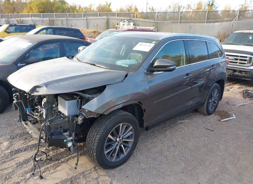 Photo 2 of 2019 Toyota Highlander XLE (VIN 5TDJZRFH4KS931421)