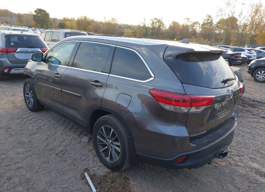 Photo 3 of 2019 Toyota Highlander XLE (VIN 5TDJZRFH4KS931421)