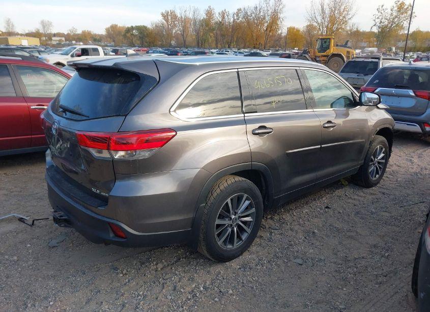 Photo 4 of 2019 Toyota Highlander XLE (VIN 5TDJZRFH4KS931421)