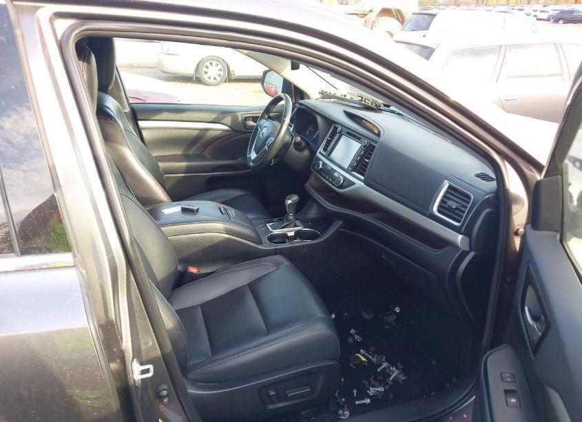 Photo 5 of 2019 Toyota Highlander XLE (VIN 5TDJZRFH4KS931421)