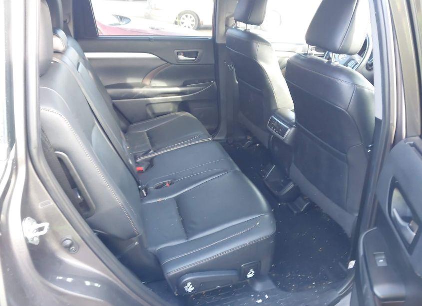 Photo 8 of 2019 Toyota Highlander XLE (VIN 5TDJZRFH4KS931421)