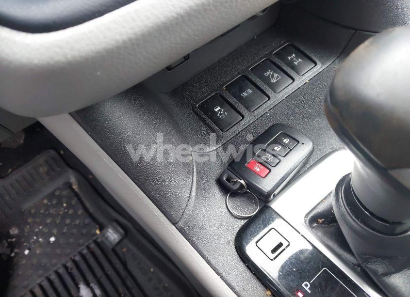 Photo 11 of 2019 Toyota Highlander XLE (VIN 5TDJZRFH4KS983325)