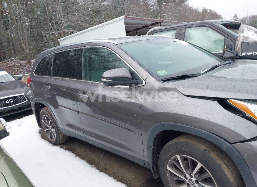 Photo 13 of 2019 Toyota Highlander XLE (VIN 5TDJZRFH4KS983325)