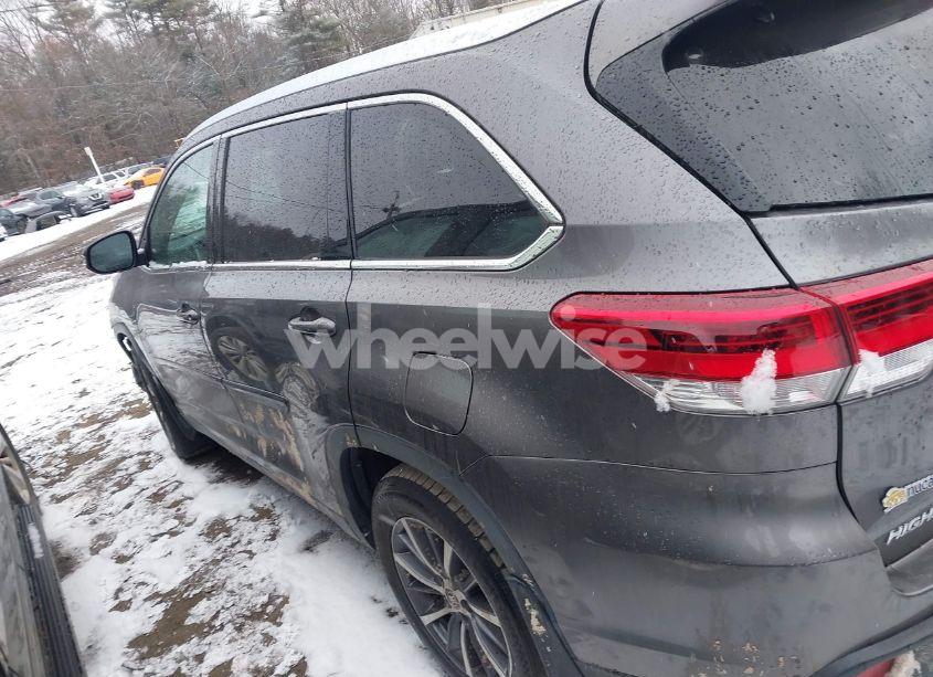 Photo 14 of 2019 Toyota Highlander XLE (VIN 5TDJZRFH4KS983325)