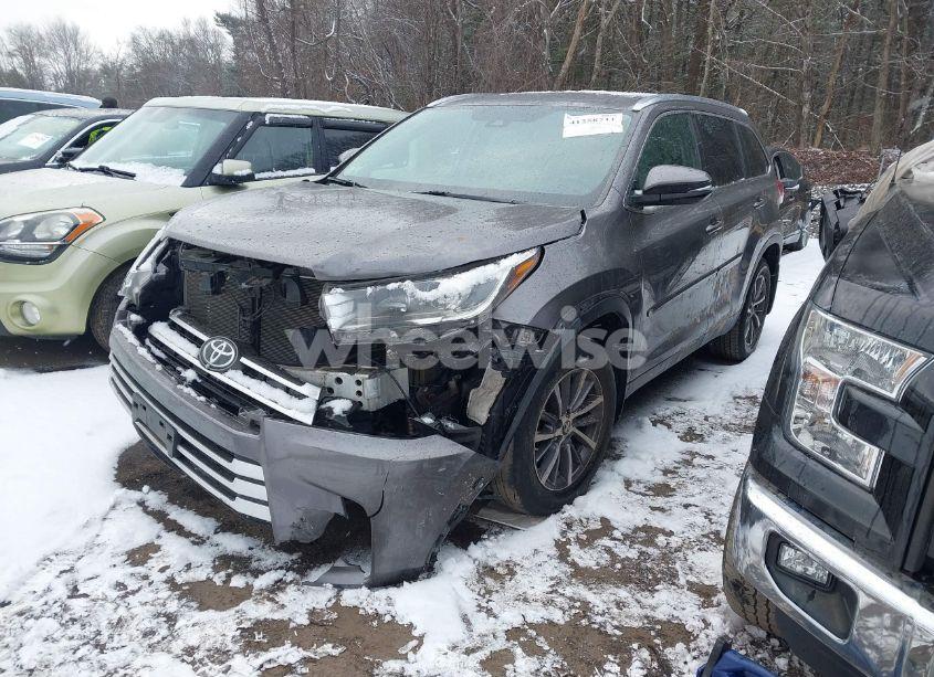 Photo 2 of 2019 Toyota Highlander XLE (VIN 5TDJZRFH4KS983325)