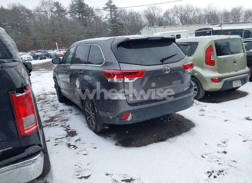 Photo 3 of 2019 Toyota Highlander XLE (VIN 5TDJZRFH4KS983325)