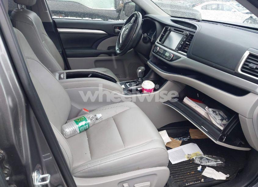 Photo 5 of 2019 Toyota Highlander XLE (VIN 5TDJZRFH4KS983325)