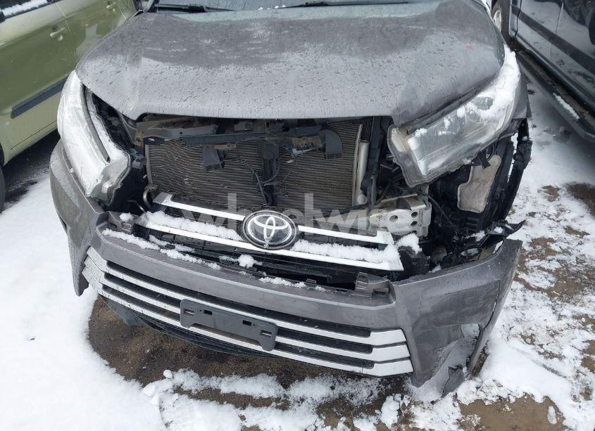 Photo 6 of 2019 Toyota Highlander XLE (VIN 5TDJZRFH4KS983325)