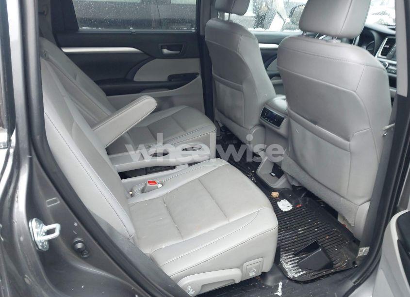 Photo 8 of 2019 Toyota Highlander XLE (VIN 5TDJZRFH4KS983325)