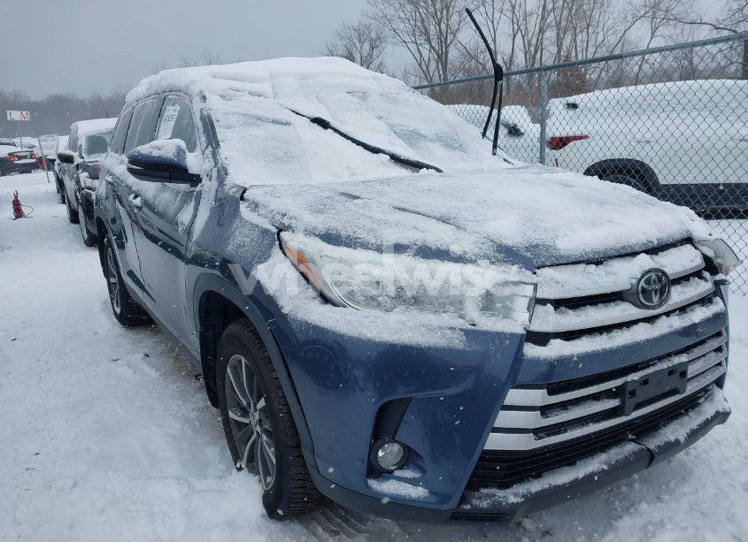 2019 Toyota Highlander XLE (VIN 5TDJZRFH4KS999914) main photo