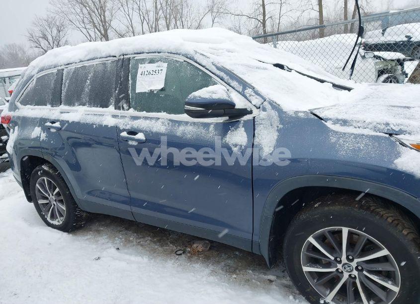 Photo 13 of 2019 Toyota Highlander XLE (VIN 5TDJZRFH4KS999914)
