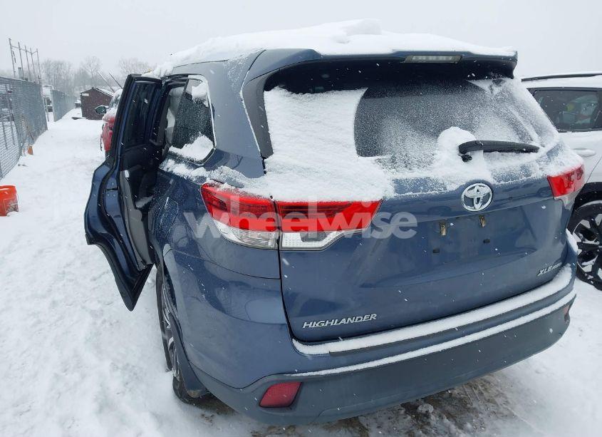 Photo 3 of 2019 Toyota Highlander XLE (VIN 5TDJZRFH4KS999914)