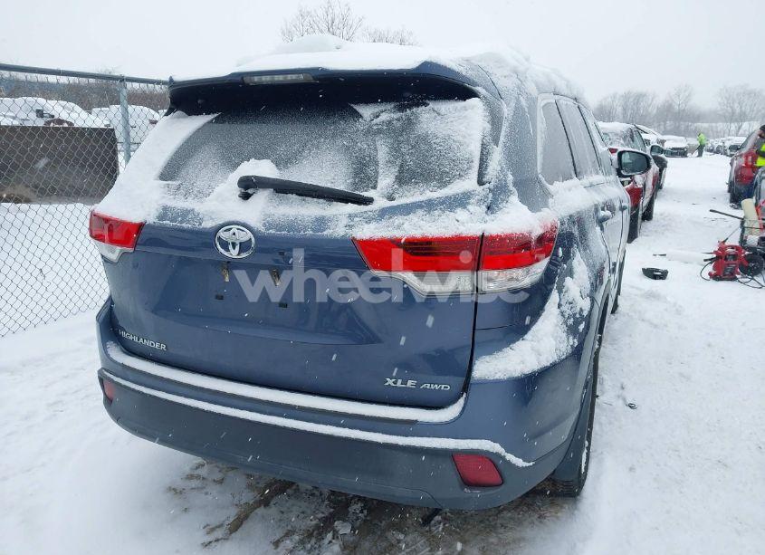 Photo 4 of 2019 Toyota Highlander XLE (VIN 5TDJZRFH4KS999914)