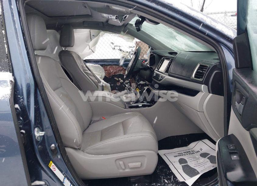 Photo 5 of 2019 Toyota Highlander XLE (VIN 5TDJZRFH4KS999914)